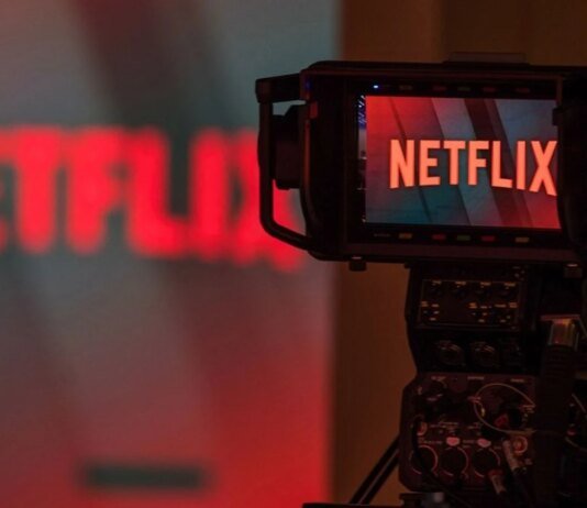 Акции Netflix обвалились после отставки руководителя спустя 29 лет