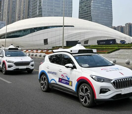 В китайском Ухане более 100 роботакси Baidu заблокировали движение из-за системного сбоя