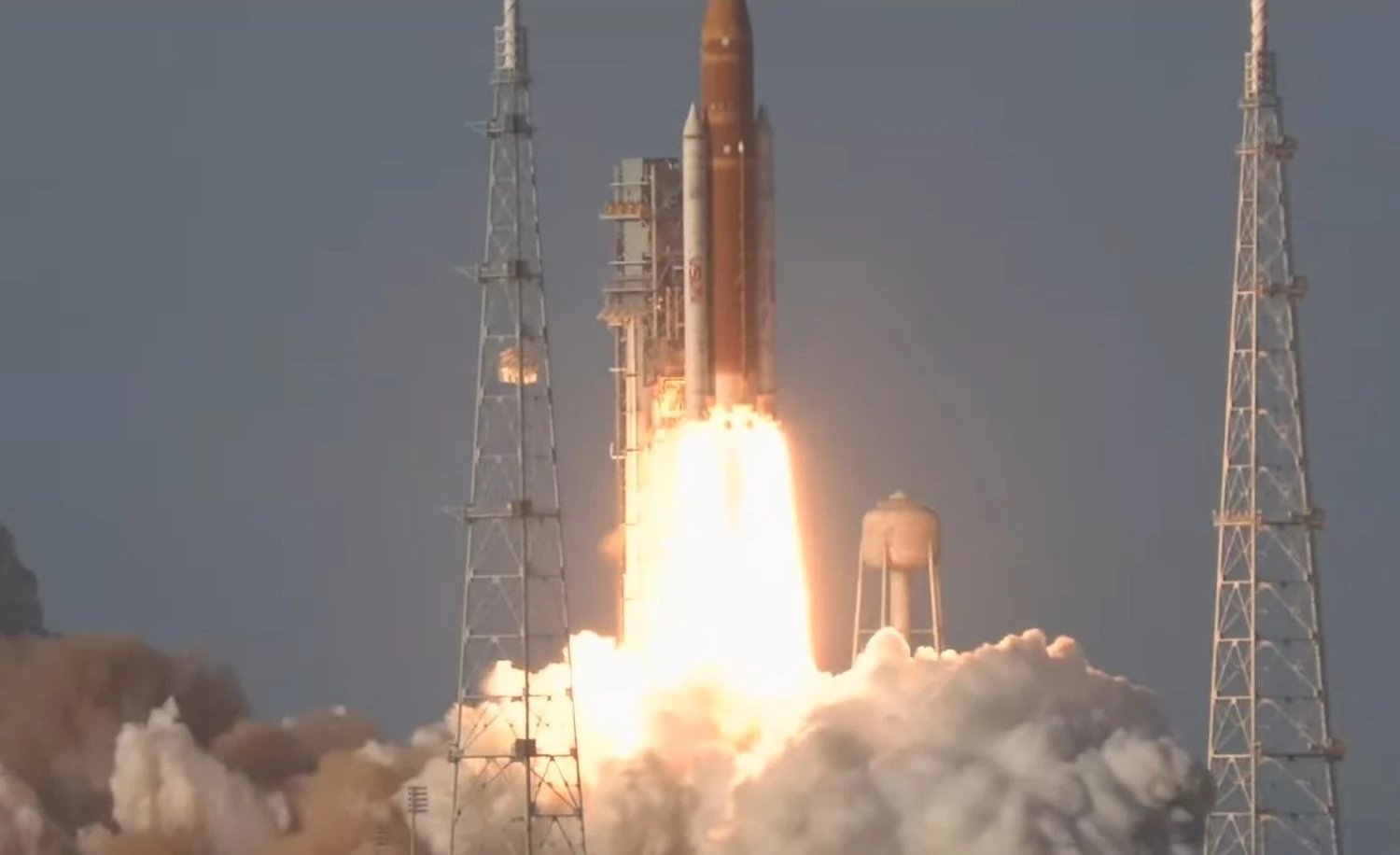 НАСА запустило историческую миссию Artemis II к Луне