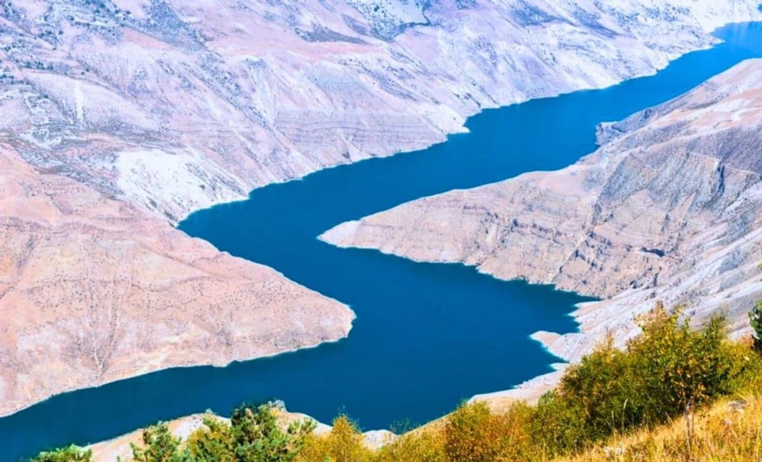 На глубине под Землей обнаружен гигантский резервуар воды, который в три раза больше всех океанов