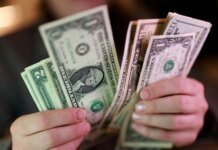 Курс доллара упал до месячного минимума из-за перемирия США с Ираном