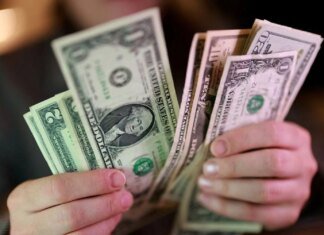 Курс доллара упал до месячного минимума из-за перемирия США с Ираном