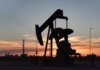 Нефть дорожает выше 98 долларов, рынки реагируют на удары в Ливане и риски для Ормузского пролива