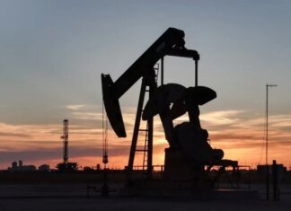 Нефть дорожает выше 98 долларов, рынки реагируют на удары в Ливане и риски для Ормузского пролива