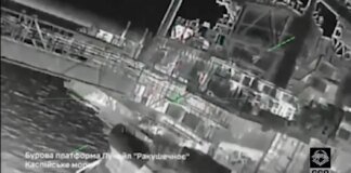 Удар в 1000 км от линии фронта — ССО показали уникальные кадры поражения буровых платформ РФ на шельфе Каспийского моря