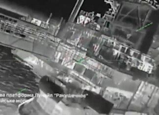 Удар в 1000 км от линии фронта — ССО показали уникальные кадры поражения буровых платформ РФ на шельфе Каспийского моря