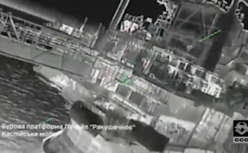 Удар в 1000 км от линии фронта — ССО показали уникальные кадры поражения буровых платформ РФ на шельфе Каспийского моря