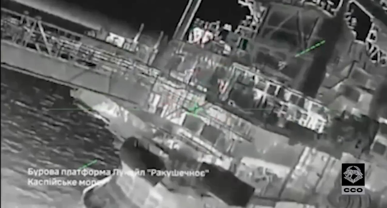 Удар в 1000 км от линии фронта — ССО показали уникальные кадры поражения буровых платформ РФ на шельфе Каспийского моря