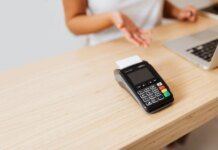 Выручка через кассовые аппараты выросла почти на четверть, число чеков за месяц приближается к миллиарду