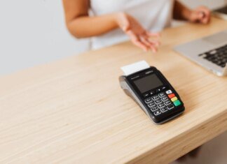 Выручка через кассовые аппараты выросла почти на четверть, число чеков за месяц приближается к миллиарду