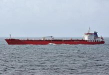 Танкер, испытывающий блокаду США, похоже, развернулся после выхода из Ормузского пролива — СМИ