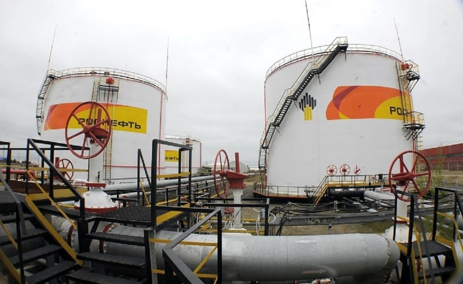 США возобновили действие санкций против российской нефти — СМИ