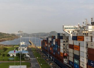 Затор в Панамском канале вынудил судно заплатить 4 млн долларов за приоритетный проход