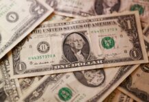 Доллар упал до минимума за семь недель на фоне открытия Ормузского пролива