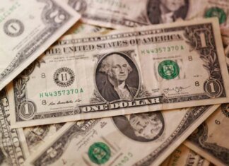 Доллар упал до минимума за семь недель на фоне открытия Ормузского пролива