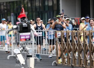 Человекоподобный робот в Пекине выиграл полумарафон с результатом быстрее мирового рекорда людей