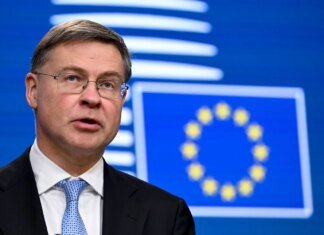 Комиссар ЕС: первый транш из €90 млрд Украине должен поступить до конца мая — начала июня