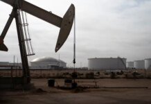 Цены на нефть выросли более чем на 3 доллара на фоне атак в Ормузском проливе и падения запасов топлива в США