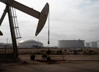 Цены на нефть выросли более чем на 3 доллара на фоне атак в Ормузском проливе и падения запасов топлива в США