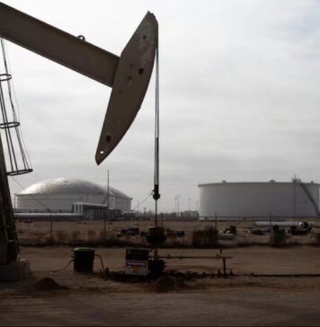 Цены на нефть выросли более чем на 3 доллара на фоне атак в Ормузском проливе и падения запасов топлива в США