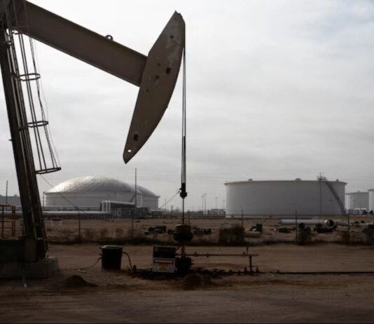 Цены на нефть выросли более чем на 3 доллара на фоне атак в Ормузском проливе и падения запасов топлива в США