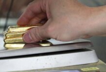 Цены на золото стабилизировались на фоне напряженности в Ормузском проливе