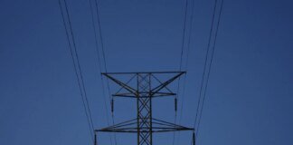 Часть семи областей осталась без света из-за атак рф, ранен энергетик