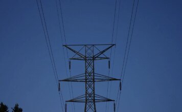 Часть семи областей осталась без света из-за атак рф, ранен энергетик