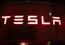 Прибыль Tesla выросла в первом квартале, Маск анонсировал новый Roadster