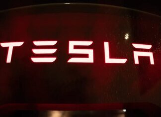 Прибыль Tesla выросла в первом квартале, Маск анонсировал новый Roadster
