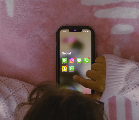 ЕС считает Meta неспособной оградить детей младше 13 лет от Facebook и Instagram