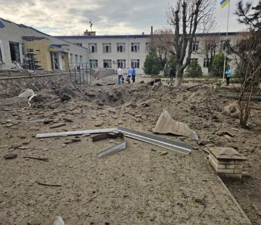 РФ превратила улицу в руины: по поселку на Запорожье за 20 минут 8 раз ударили КАБами (видео)