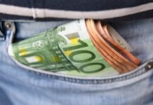 Гривна теряет позиции: эксперты объяснили повышение курса доллара и евро