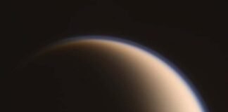 Крупнейший спутник Сатурна имеет странную поверхность: причина в том, что там падает с неба