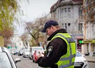 В Одессе задержали банду на машине с фейковыми «дипномерами» посольства США, — ФОТО
