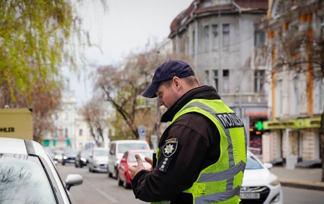 В Одессе задержали банду на машине с фейковыми «дипномерами» посольства США, — ФОТО