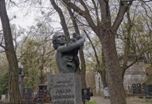 Их обожали миллионы, а теперь забыли: блогер показал заброшенные могилы известных украинцев (фото)