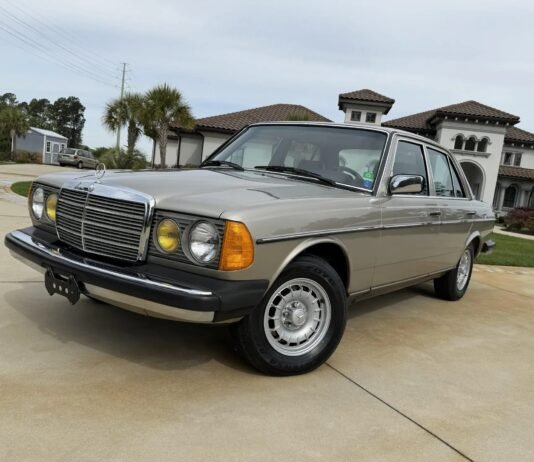 Капсула времени из 80-х: обнаружен знаменитый Mercedes W123 в новом состоянии (фото, видео)