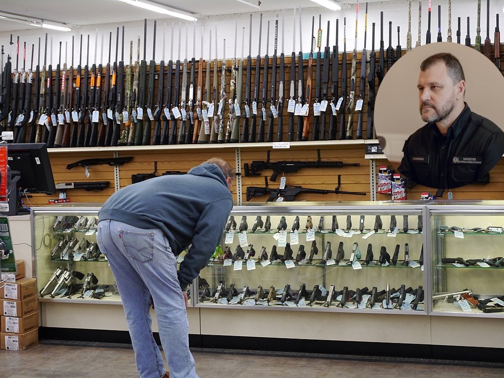 Украинцам могут разрешить короткоствольное огнестрельное оружие: глава МВД сделал заявление