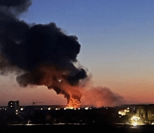 В Хмельницком из-за атаки «Шахеда» поднялся пожар: что известно о последствиях