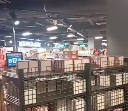 На Киевщине охранник супермаркета забил металлической палкой собаку: люди требуют огласки