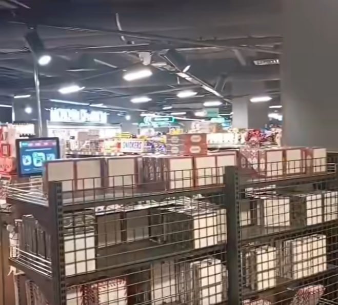 На Киевщине охранник супермаркета забил металлической палкой собаку: люди требуют огласки