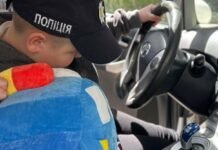 Полицейские Одессы взяли под опеку 9-летнего Семена, из-за вражеской атаки потерявшего маму и дом