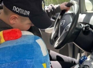 Полицейские Одессы взяли под опеку 9-летнего Семена, из-за вражеской атаки потерявшего маму и дом