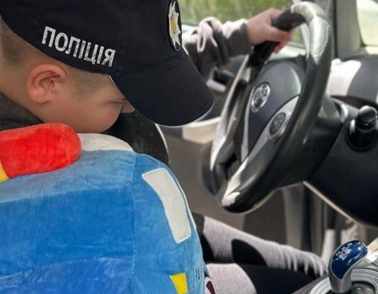 Полицейские Одессы взяли под опеку 9-летнего Семена, из-за вражеской атаки потерявшего маму и дом