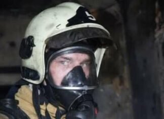 Чуть не сгорел заживо: под Одессой спасатели вытащили мужчину из пожара