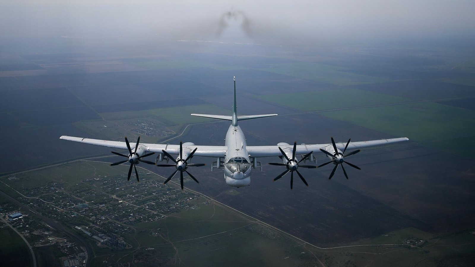 Взрывы в Днепре и Шостке: враг атакует Украину «Шахедами», в воздух взлетели бомбардировщики Ту-95