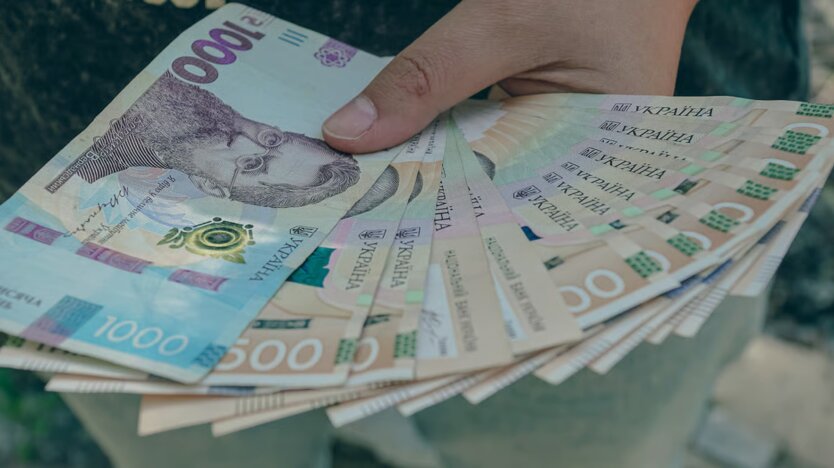 В Украине подсчитали среднюю зарплату: кому платят почти 80 тысяч, а кто в аутсайдерах