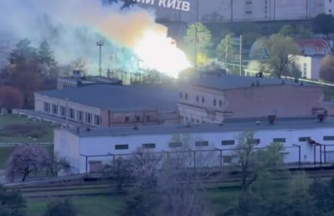 В Киеве загорелся трансформатор: сообщают о перепадах напряжения (видео)