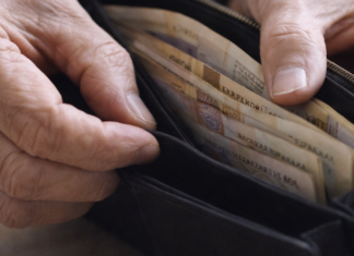 Деньги уже на карточках: кому из одесситов выплачивают по 1500 грн